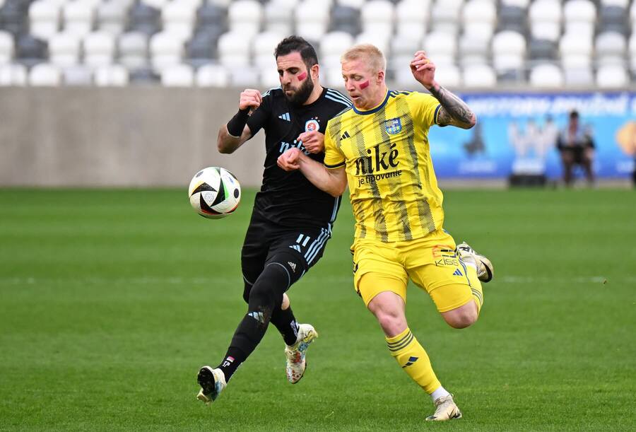 Útočník Slovana Tigran Barseghyan (vľavo) v súboji o loptu s ľavým obrancom Košíc Szilárdom Bokrošom počas zápasu FC Košice vs. Slovan Bratislava v 1. kole skupiny o titul v Niké lige 2024/2025