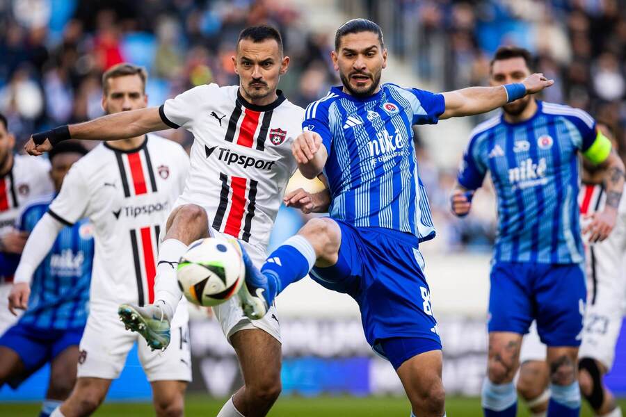 Súboj trnavského pravého obrancu Martina Šuleka (vľavo) a defenzívneho záložníka Slovana Kyriakosa Savvidisa v zápase ŠK Slovan Bratislava vs. FC Spartak Trnava v 22. kole základnej časti Niké ligy 2024/2025