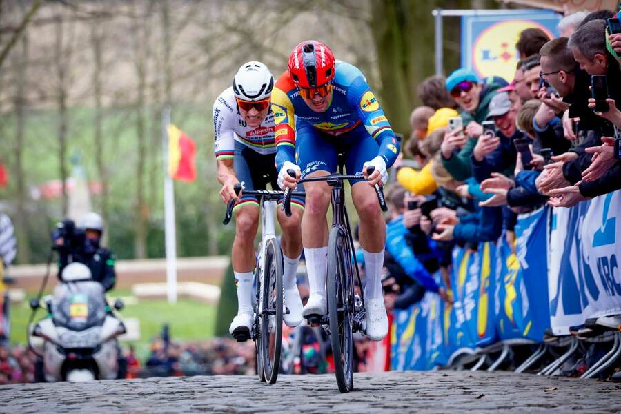Mads Pedersen pred Mathieom van der Poelom na kockách počas pretekov Gent-Wevelgem 2024
