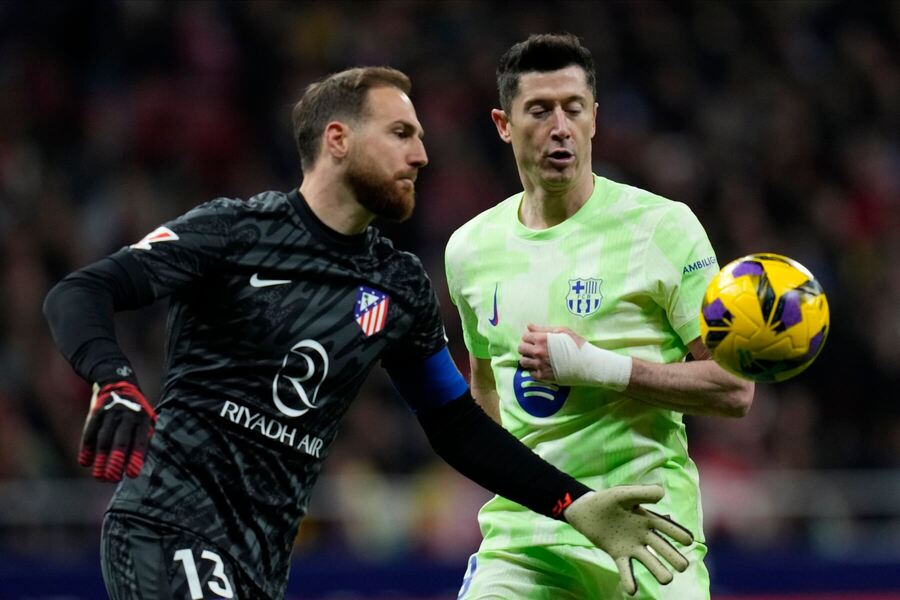 Brankár Atlética Madrid Jan Oblak kontroluje loptu pred Robertom Lewandowskim z Barcelony