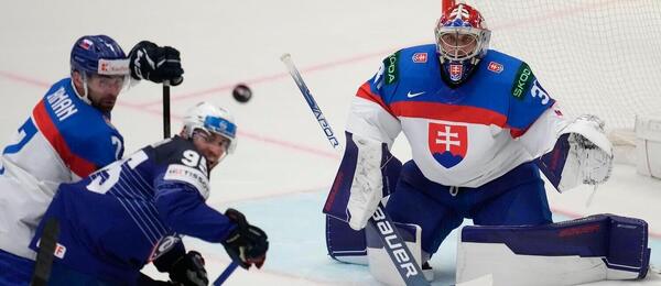 Slovenský brankár Samuel Hlavaj a obranca Mário Grman v snahe o zastavenie francúzskeho beka Enza Guebeya v zápase Slovensko vs. Francúzsko v skupine B na MS v hokeji 2024