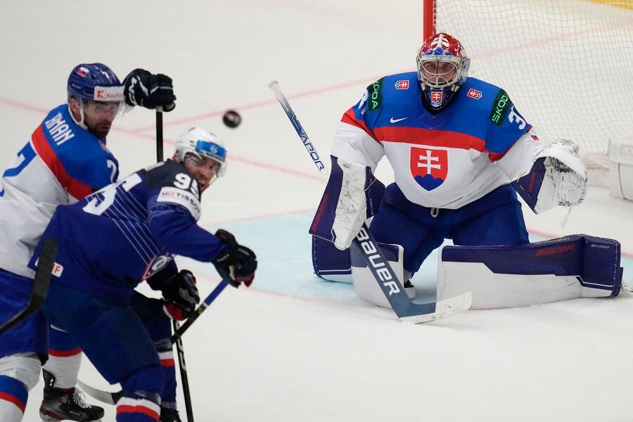 Slovenský brankár Samuel Hlavaj a obranca Mário Grman v snahe o zastavenie francúzskeho beka Enza Guebeya v zápase Slovensko vs. Francúzsko v skupine B na MS v hokeji 2024