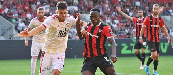 Súboj o loptu v podaní Trnavčana Philipa Azanga (vpravo) a Ružomberčana Martina Gomolu v zápase FC Spartak Trnava vs. MFK Ružomberok v rámci 6. kola základnej časti Niké ligy 2024/25
