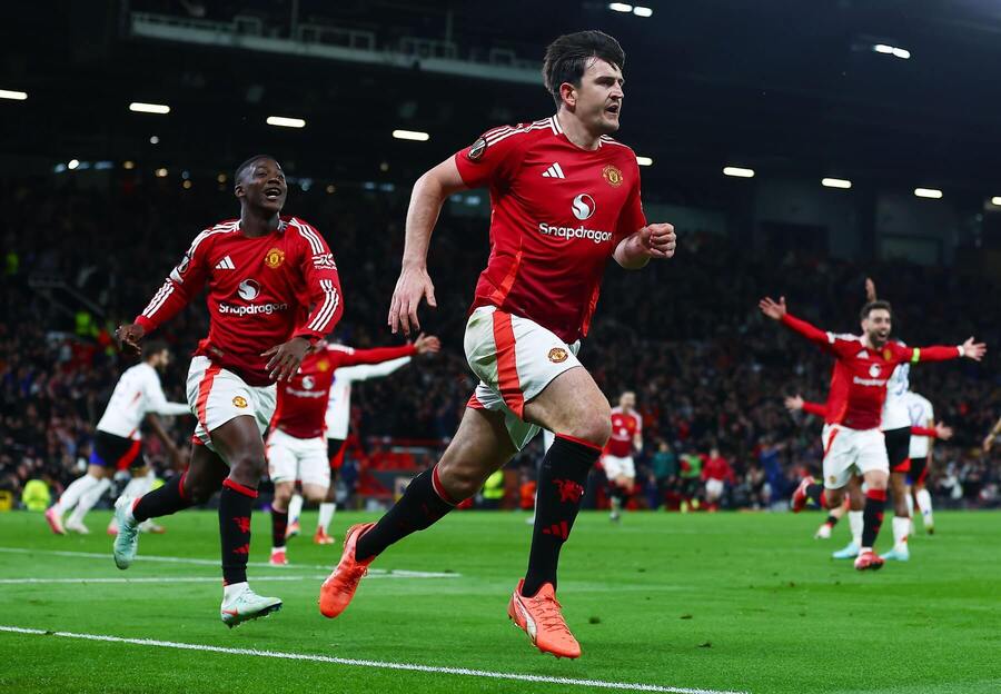 Harry Maguire oslavuje gól do siete Lyonu na 5:4.