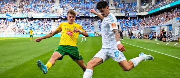 Súboj obrancov: vľavo Timotej Hranica (MŠK Žilina), vpravo Matúš Vojtko (ŠK Slovan Bratislava) počas zápasu Slovana so Žilinou v 6. kole Niké ligy 2024/2025 na Tehelnom poli v Bratislave