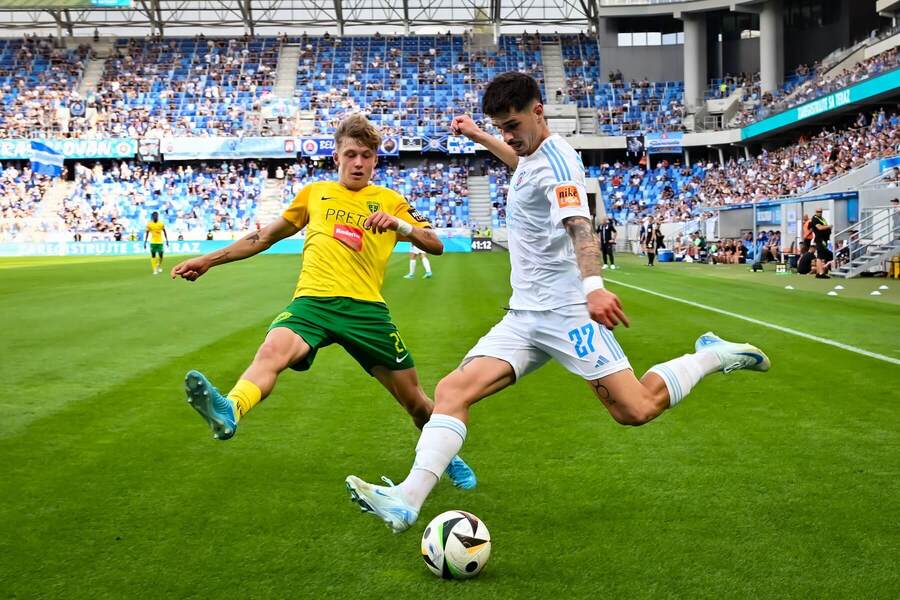 Súboj obrancov: vľavo Timotej Hranica (MŠK Žilina), vpravo Matúš Vojtko (ŠK Slovan Bratislava) počas zápasu Slovana so Žilinou v 6. kole Niké ligy 2024/2025 na Tehelnom poli v Bratislave