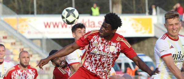 Ivan Mensah s loptou.