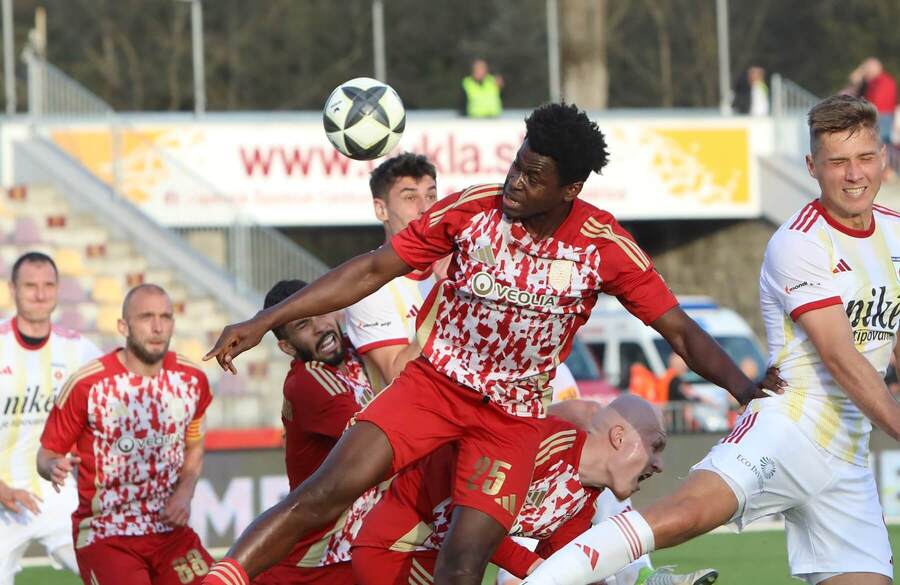 Ivan Mensah s loptou.