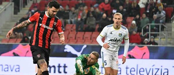 Trnavčan Michal Ďuriš (vľavo) a Košičania Matúš Kira (v strede) a Jakub Jakubko v priebehu zápasu FC Spartak Trnava vs. FC Košice v 18. kole Niké ligy 2024/2025