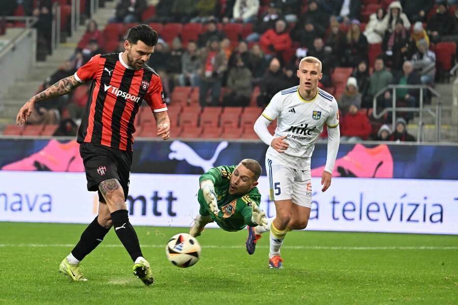 Trnavčan Michal Ďuriš (vľavo) a Košičania Matúš Kira (v strede) a Jakub Jakubko v priebehu zápasu FC Spartak Trnava vs. FC Košice v 18. kole Niké ligy 2024/2025