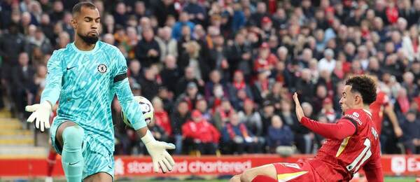 Stredopoliar Liverpoolu Curtis Jones (vpravo) prekonáva brankára Chelsea Roberta Sáncheza v zápase Liverpool FC vs. Chelsea FC v rámci 8. kola Premier League 2024/2025