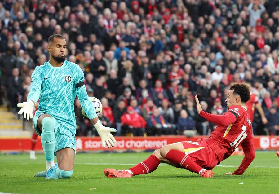 Stredopoliar Liverpoolu Curtis Jones (vpravo) prekonáva brankára Chelsea Roberta Sáncheza v zápase Liverpool FC vs. Chelsea FC v rámci 8. kola Premier League 2024/2025