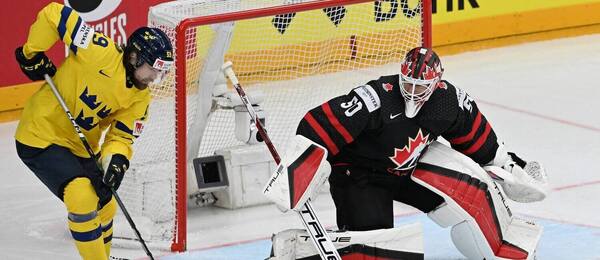 Šanci Švéda Linusa Johanssona (vľavo) sa snaží zabrániť kanadský brankár Jordan Binnington v zápase o bronz Švédsko vs. Kanada na MS v hokeji 2024