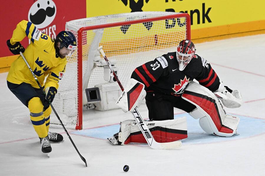 Šanci Švéda Linusa Johanssona (vľavo) sa snaží zabrániť kanadský brankár Jordan Binnington v zápase o bronz Švédsko vs. Kanada na MS v hokeji 2024