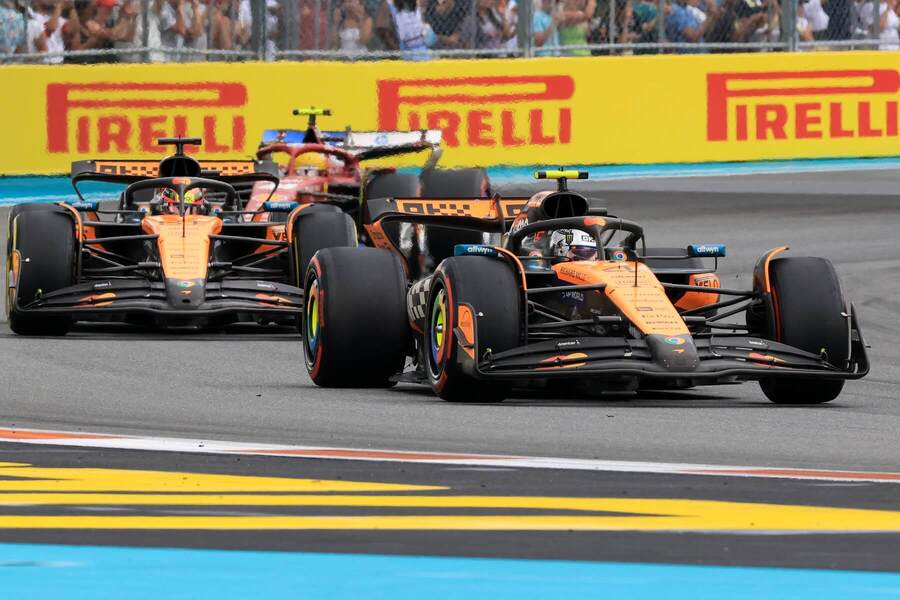 Najviac vpredu Lando Norris (McLaren), za ním Oscar Piastri (McLaren) a Lewis Hamilton (Ferrari).