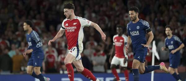Declan Rice vedie loptu pred Goncalom Ramosom, Arsenal vs. PSG 0:1 v semifinále LM 2025