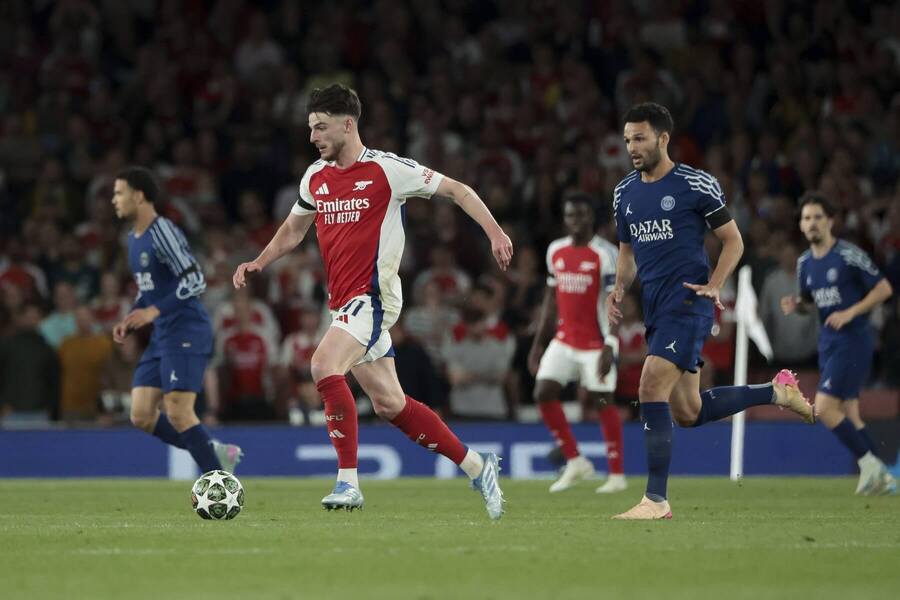 Declan Rice vedie loptu pred Goncalom Ramosom, Arsenal vs. PSG 0:1 v semifinále LM 2025