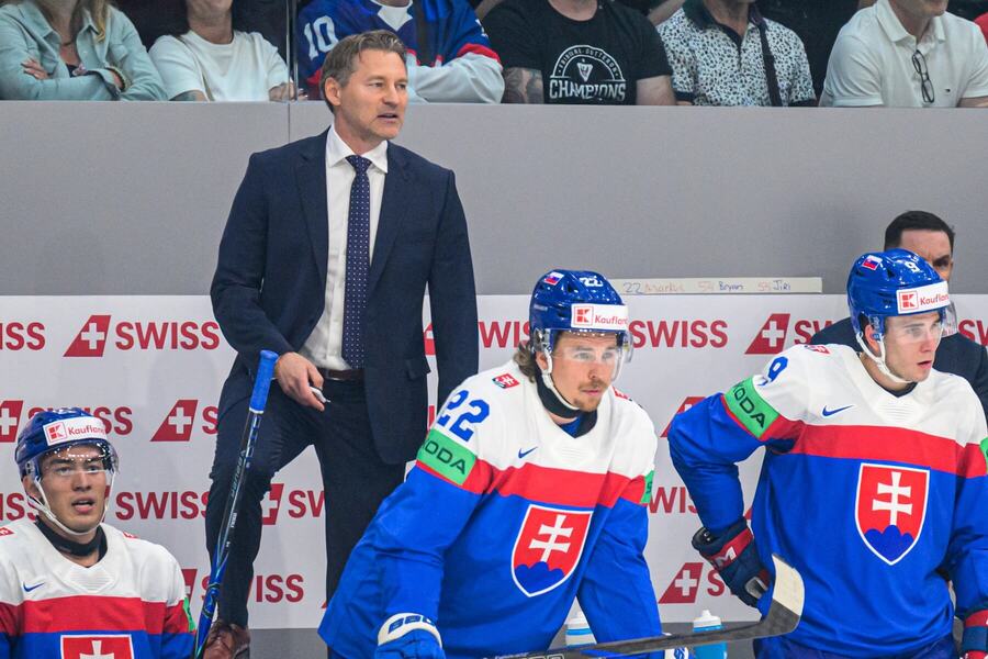 Tréner reprezentácie Vladimír Országh s&nbsp;hráčmi počas MS v&nbsp;hokeji 2026.