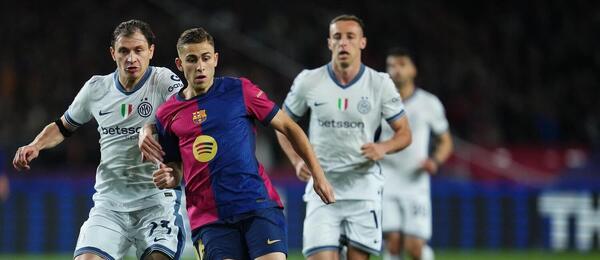 Fermin Lopez z FC Barcelona a Nicolo Barella z Interu Miláno počas prvého zápasu semifinále Ligy majstrov UEFA