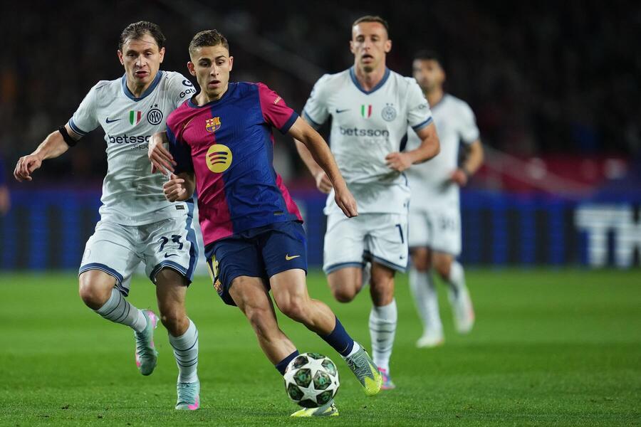 Fermin Lopez z FC Barcelona a Nicolo Barella z Interu Miláno počas prvého zápasu semifinále Ligy majstrov UEFA