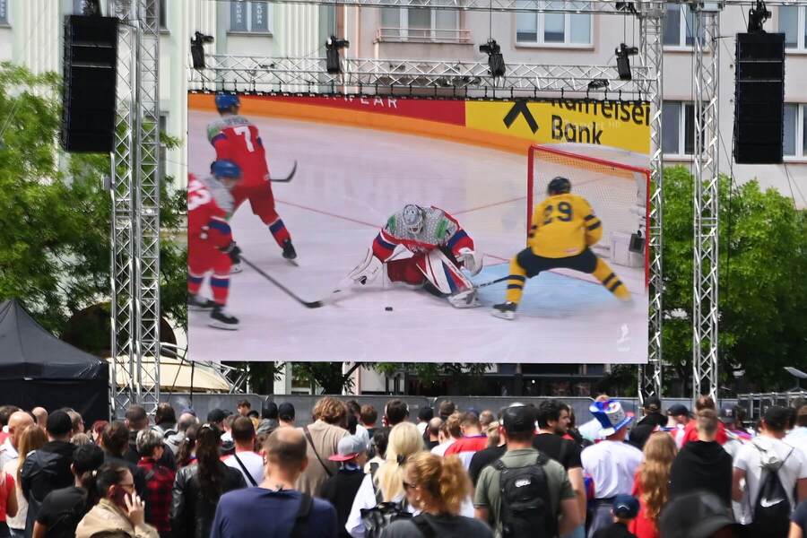 Fanúšikovia Česka sledujú semifinálový duel so Švédmi na MS 2024.