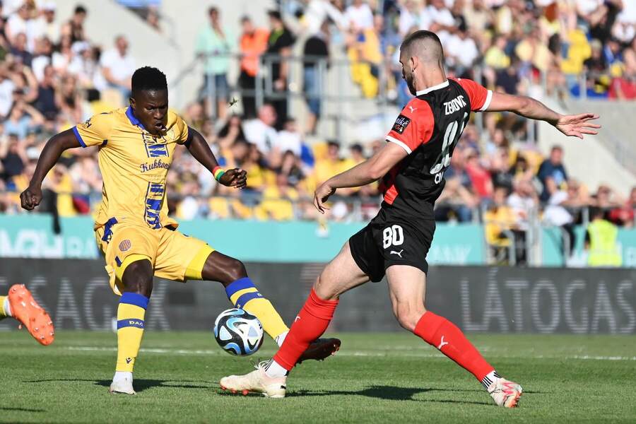 Kone v súboji o loptu proti Zeljkovićovi.