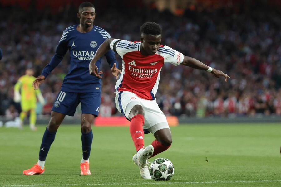 Zľava Ousmane Dembélé (PSG) a Bukayo Saka (Arsenal).