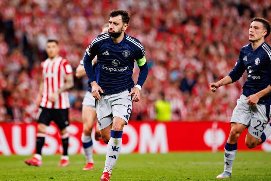 Bruno Fernandes oslavuje gól do siete Bilbaa v prvom semifinále.