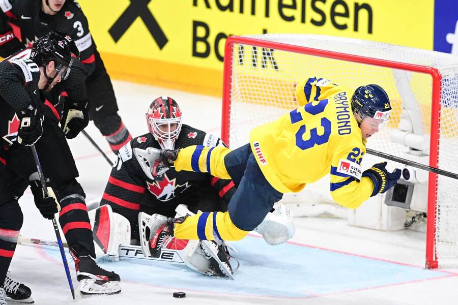 Lucas Raymond (Švédsko) je medzi favoritmi na najproduktívnejšieho hráča MS v hokeji 2025.