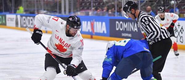 Momentka z posledného vzájomného zápasu Slovinsko vs Kanada (MS v hokeji 2023)
