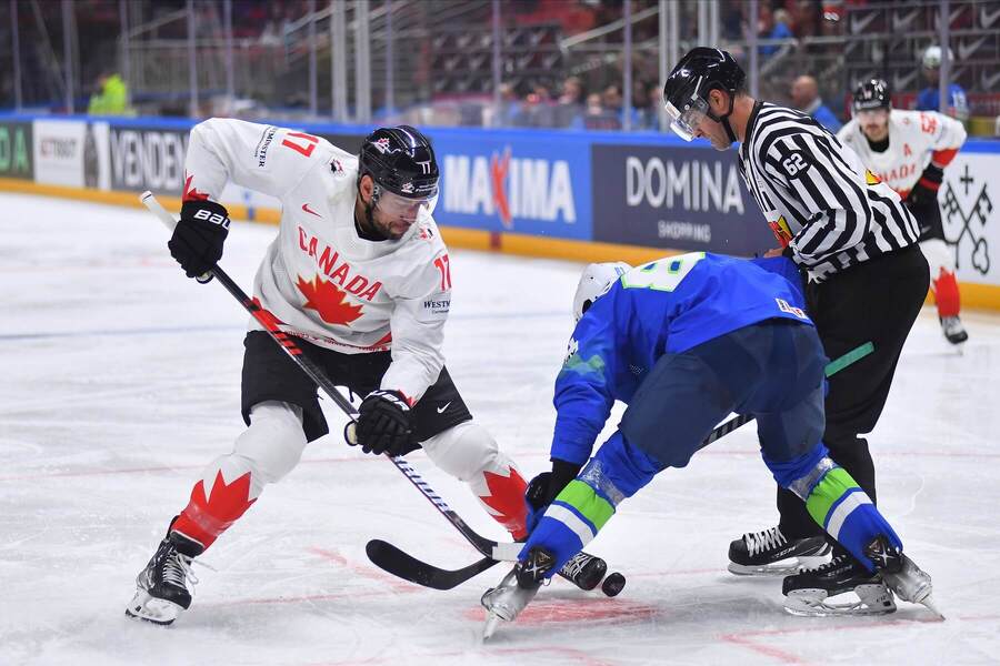 Momentka z posledného vzájomného zápasu Slovinsko vs Kanada (MS v hokeji 2023)