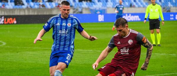 Na snímke zľava Róbert Mak (Slovan) a Peter Kováčik (Železiarne)