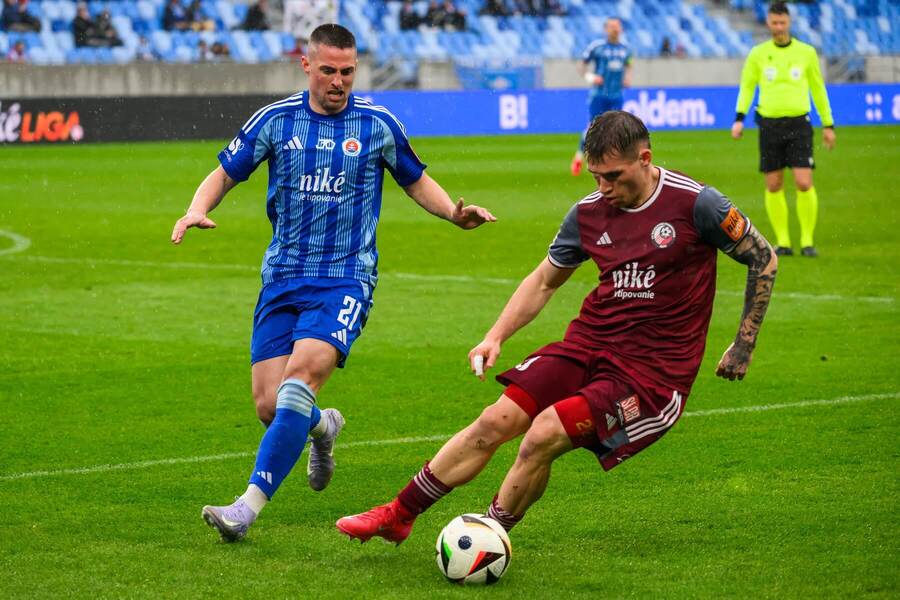 Na snímke zľava Róbert Mak (Slovan) a Peter Kováčik (Železiarne)