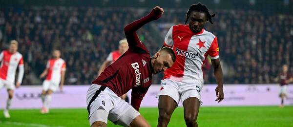 Lukáš Haraslín (Sparta) a Igoh Ogbu (Slavia).