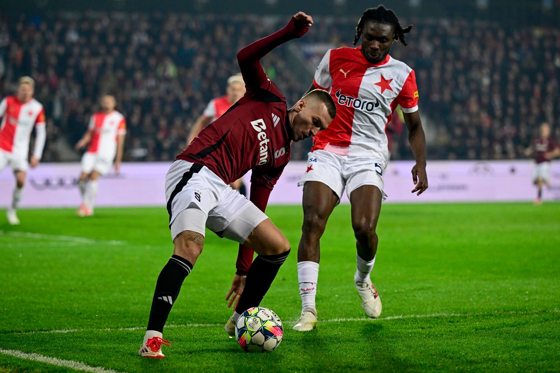 Lukáš Haraslín (Sparta) a Igoh Ogbu (Slavia).