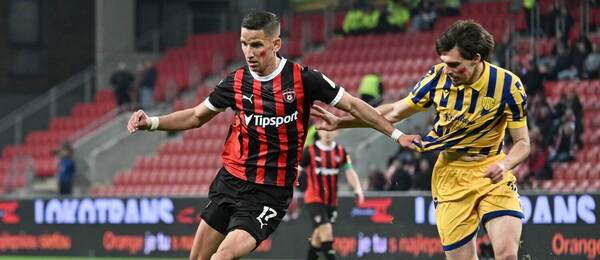 Na snímke zľava Jakub Paur (Trnava) a Mateus Brunetti (DAC) bojujú o loptu počas zápasu 1. kola nadstavbovej časti v skupine o titul