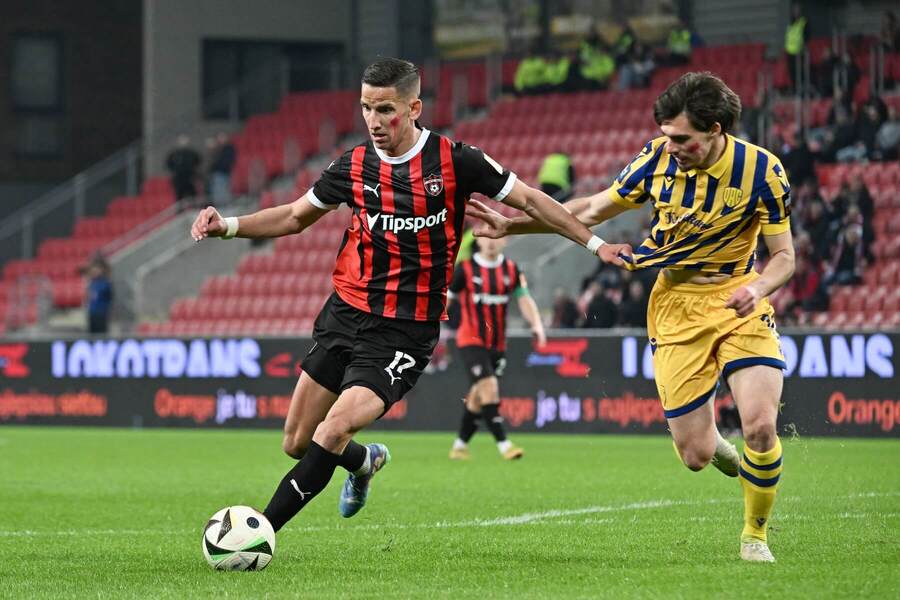 Na snímke zľava Jakub Paur (Trnava) a Mateus Brunetti (DAC) bojujú o loptu počas zápasu 1. kola nadstavbovej časti v skupine o titul