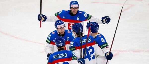 Radosť slovenských hokejistov z gólu v zápase proti Rakúsku na MS v hokeji 2025