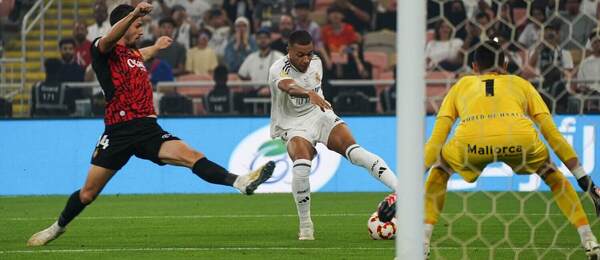Obranca Martin Valjent a brankár Dominik Greif (obaja RCD Mallorca) sa snažia zabrániť šanci Kyliana Mbappé z Realu Madrid (v strede) počas januárového semifinále španielskeho Superpohára