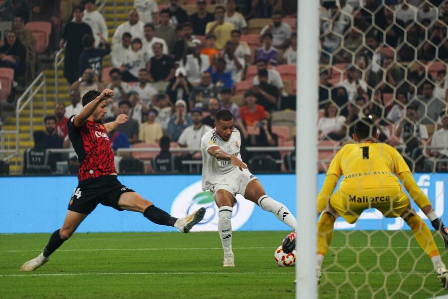 Obranca Martin Valjent a brankár Dominik Greif (obaja RCD Mallorca) sa snažia zabrániť šanci Kyliana Mbappé z Realu Madrid (v strede) počas januárového semifinále španielskeho Superpohára