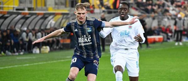 Zľava Ján Krivák (FC Košice) a Idjessi Metsoko (Slovan Bratislava).