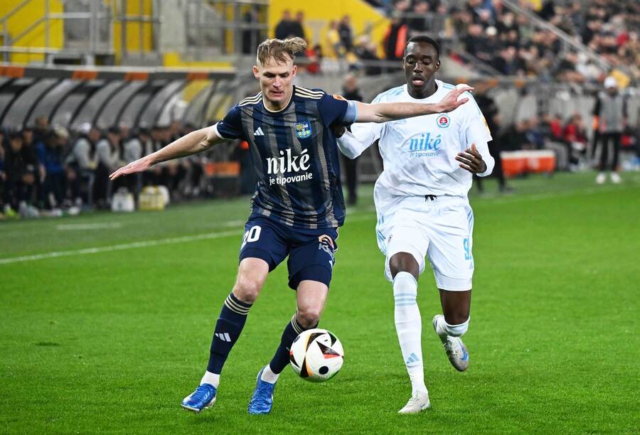 Zľava Ján Krivák (FC Košice) a Idjessi Metsoko (Slovan Bratislava).