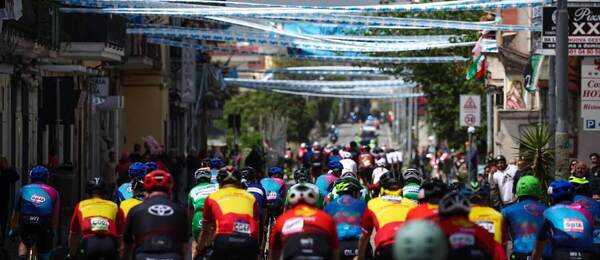Momentka z pretekov Giro-E z roku 2023; takisto sa išlo ulicami mesta Neapol.