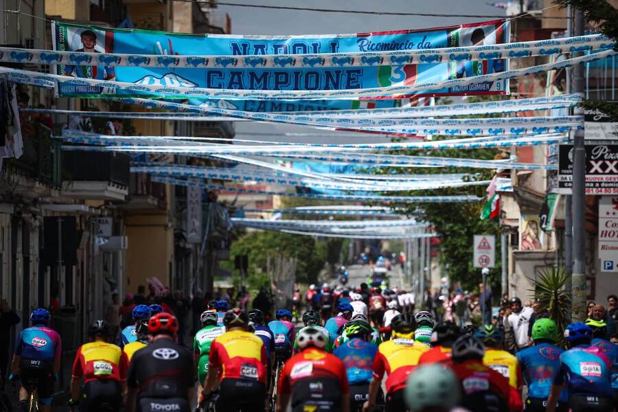 Momentka z pretekov Giro-E z roku 2023; takisto sa išlo ulicami mesta Neapol.
