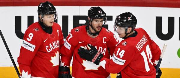 Elitný útok Kanady, zľava Nathan MacKinnon, Sidney Crosby a Bo Horvat.