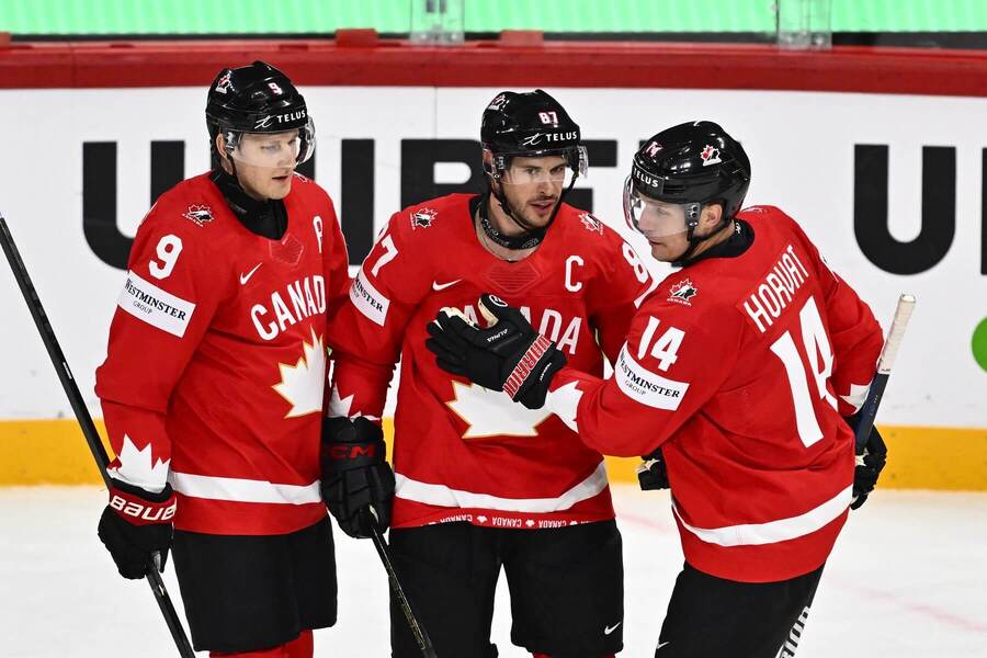 Elitný útok Kanady, zľava Nathan MacKinnon, Sidney Crosby a Bo Horvat.