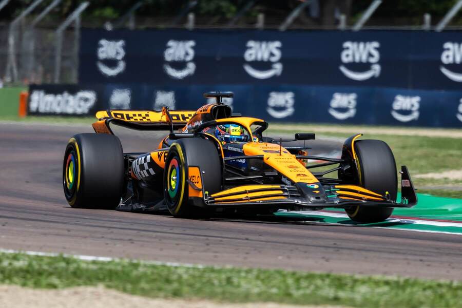 Oscar Piastri (McLaren) na okruhu v Imole