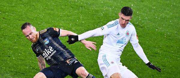 Dávid Gallovič (Košice) a Danylo Ignatenko (Slovan) v súboji o loptu.