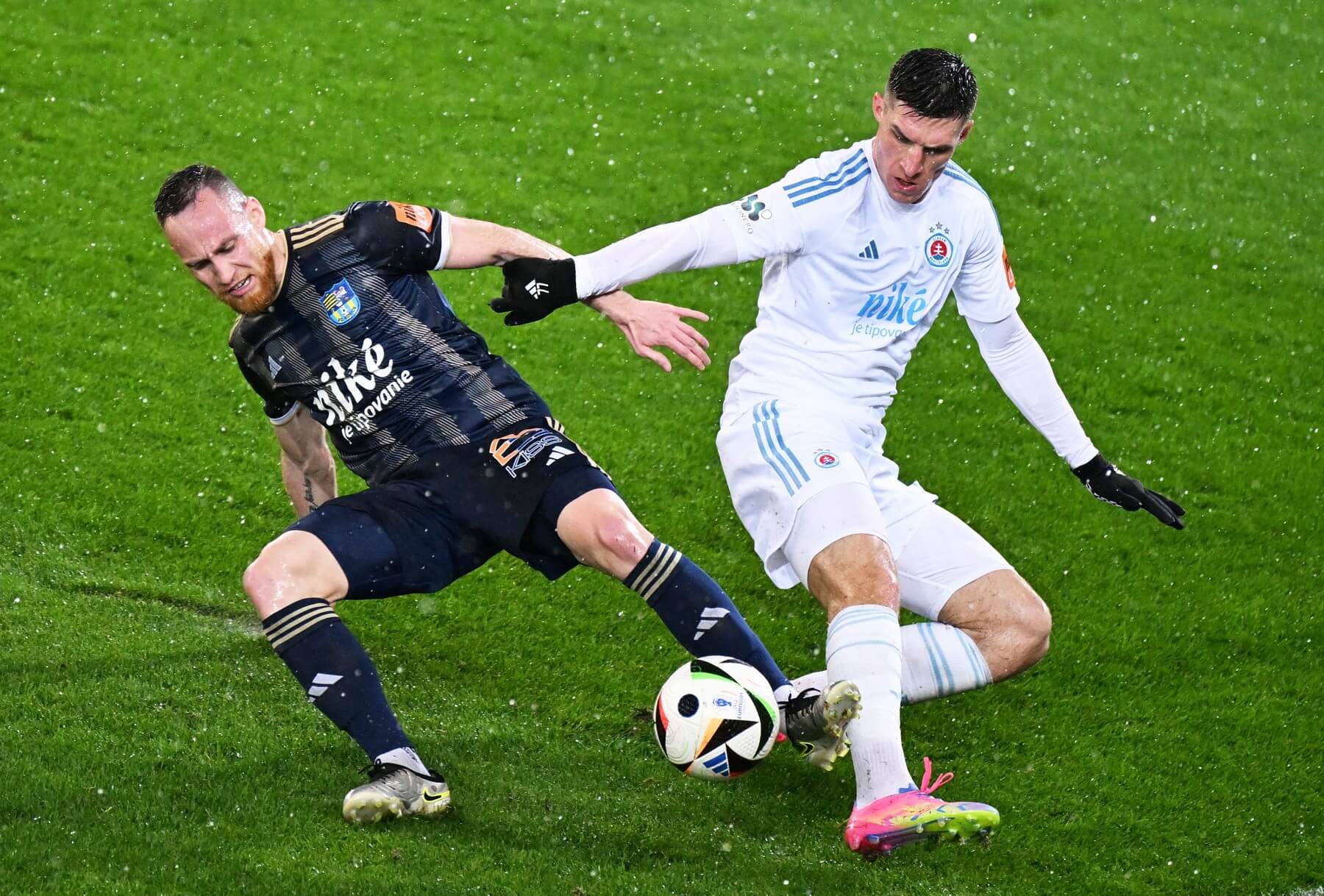 Dávid Gallovič (Košice) a Danylo Ignatenko (Slovan) v súboji o loptu.