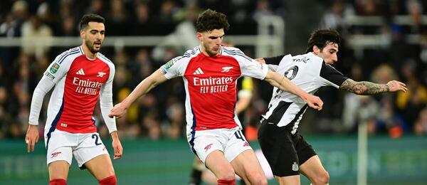 Declan Rice (vľavo, Arsenal) a Sandro Tonali (Newcastle) v súboji.